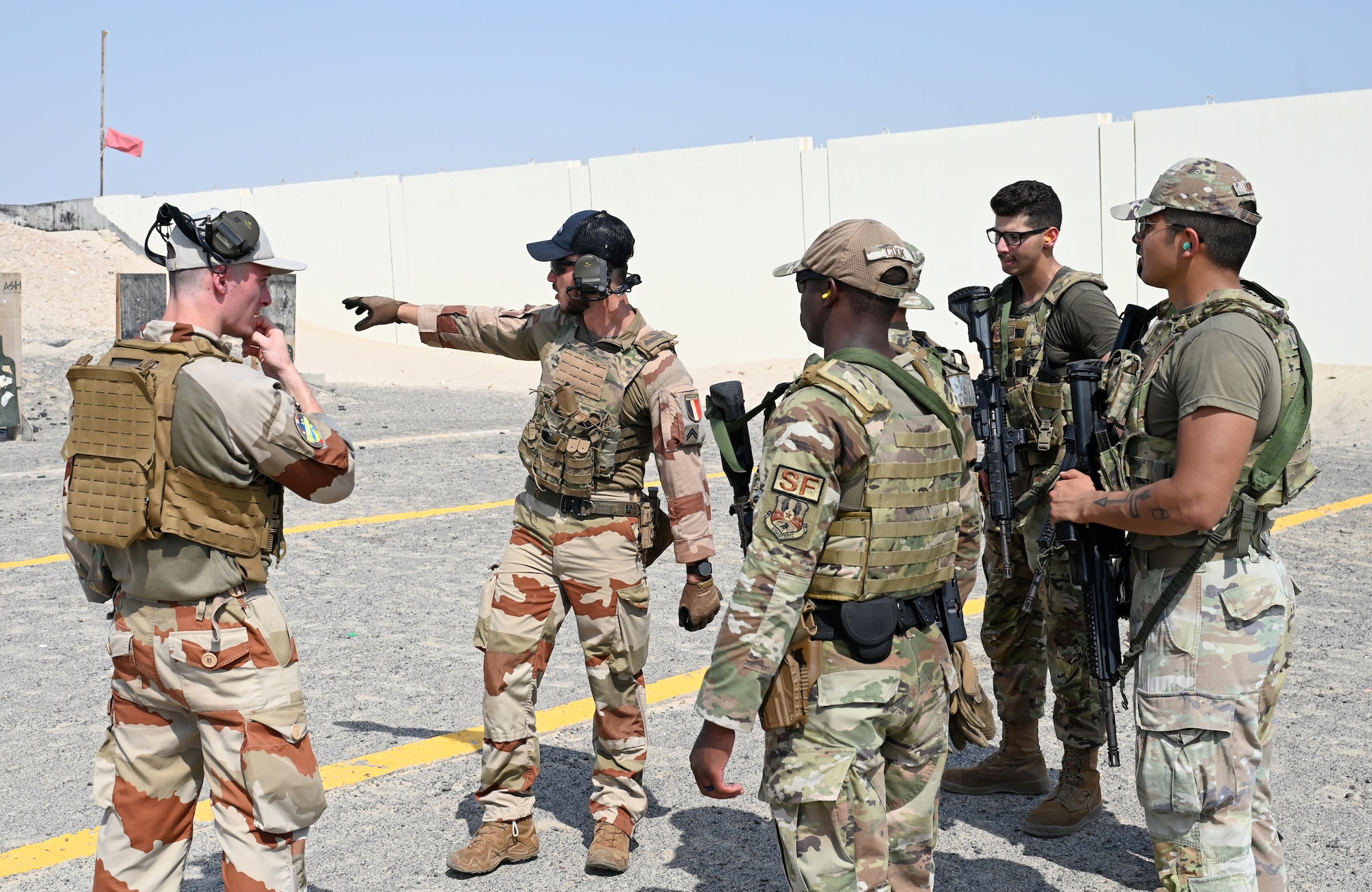 A photo of French and U.S. personnel discussing the range.