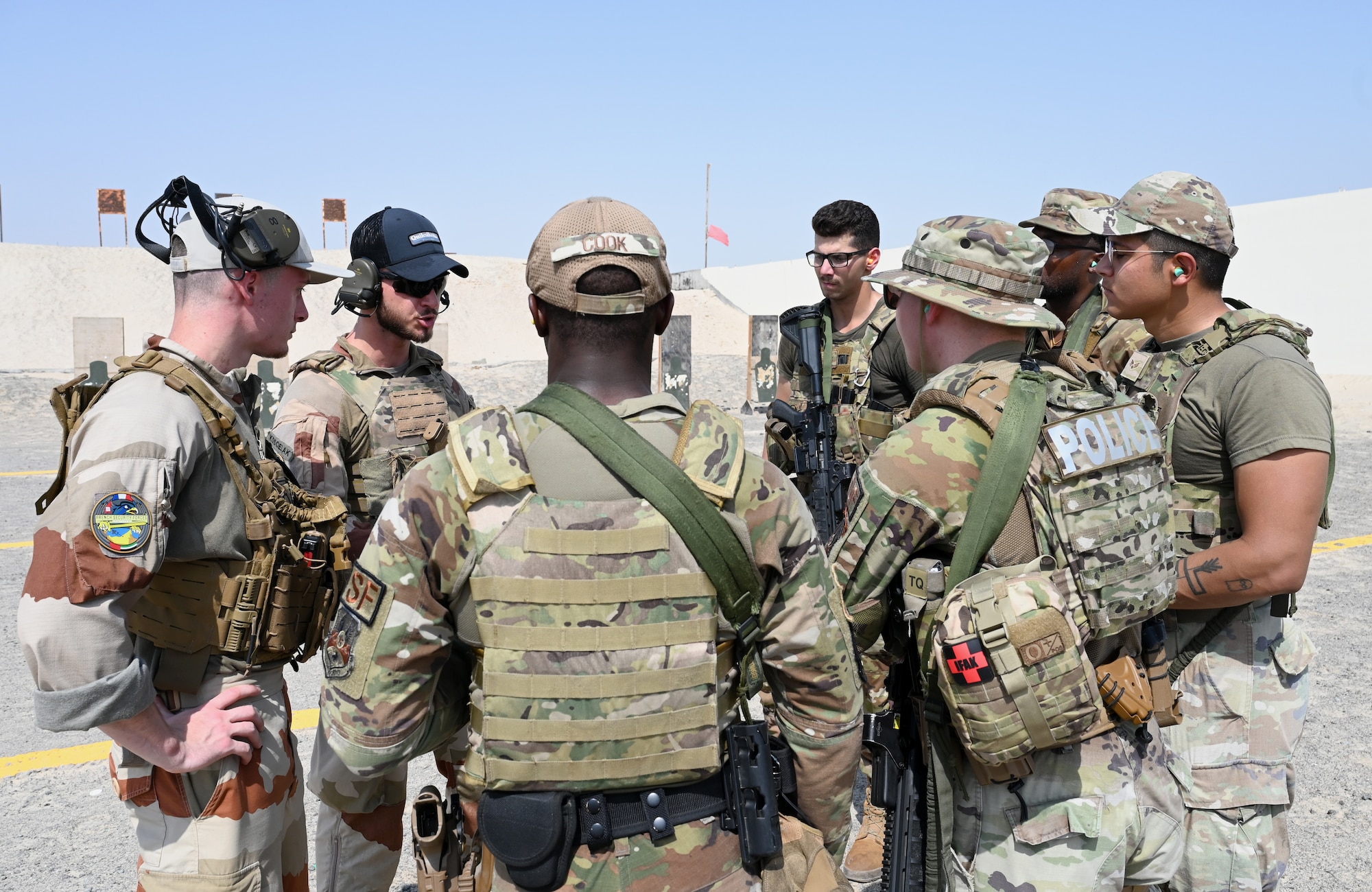 A photo of French and U.S. personnel talking to each other.