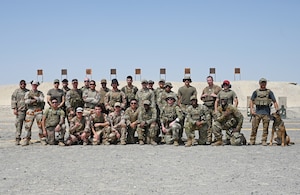 A photo of French and U.S. personnel posing together.