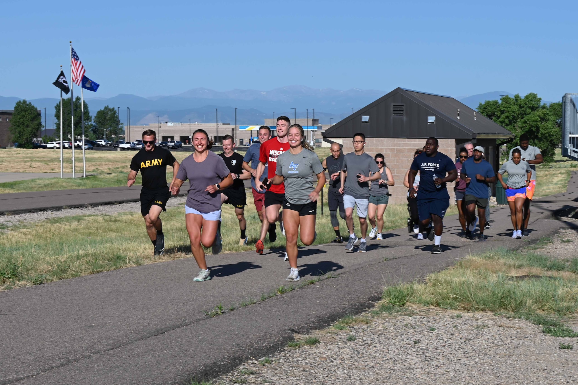 5k participants run across the starting line