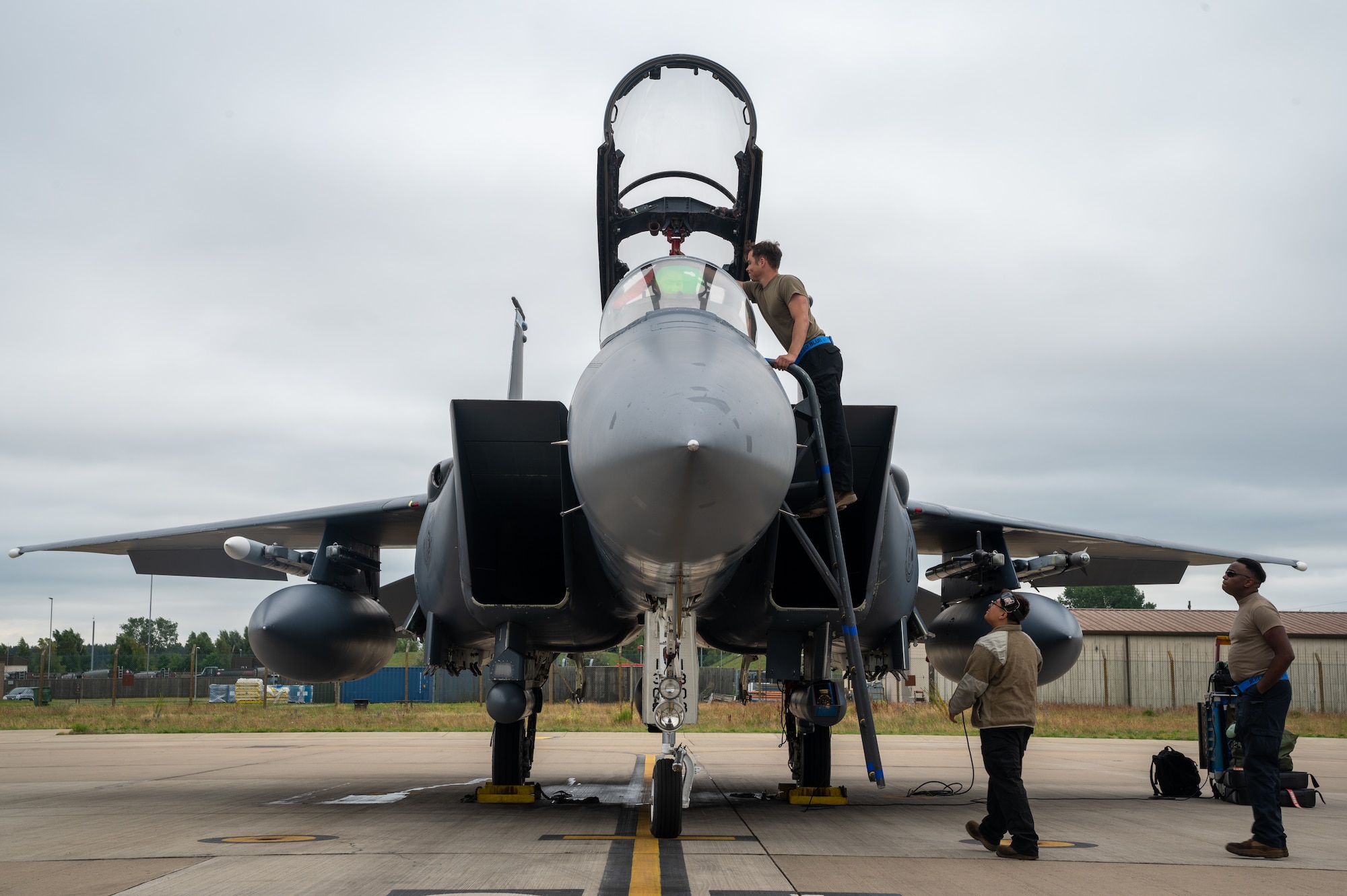 Airmen prepare jet for take off