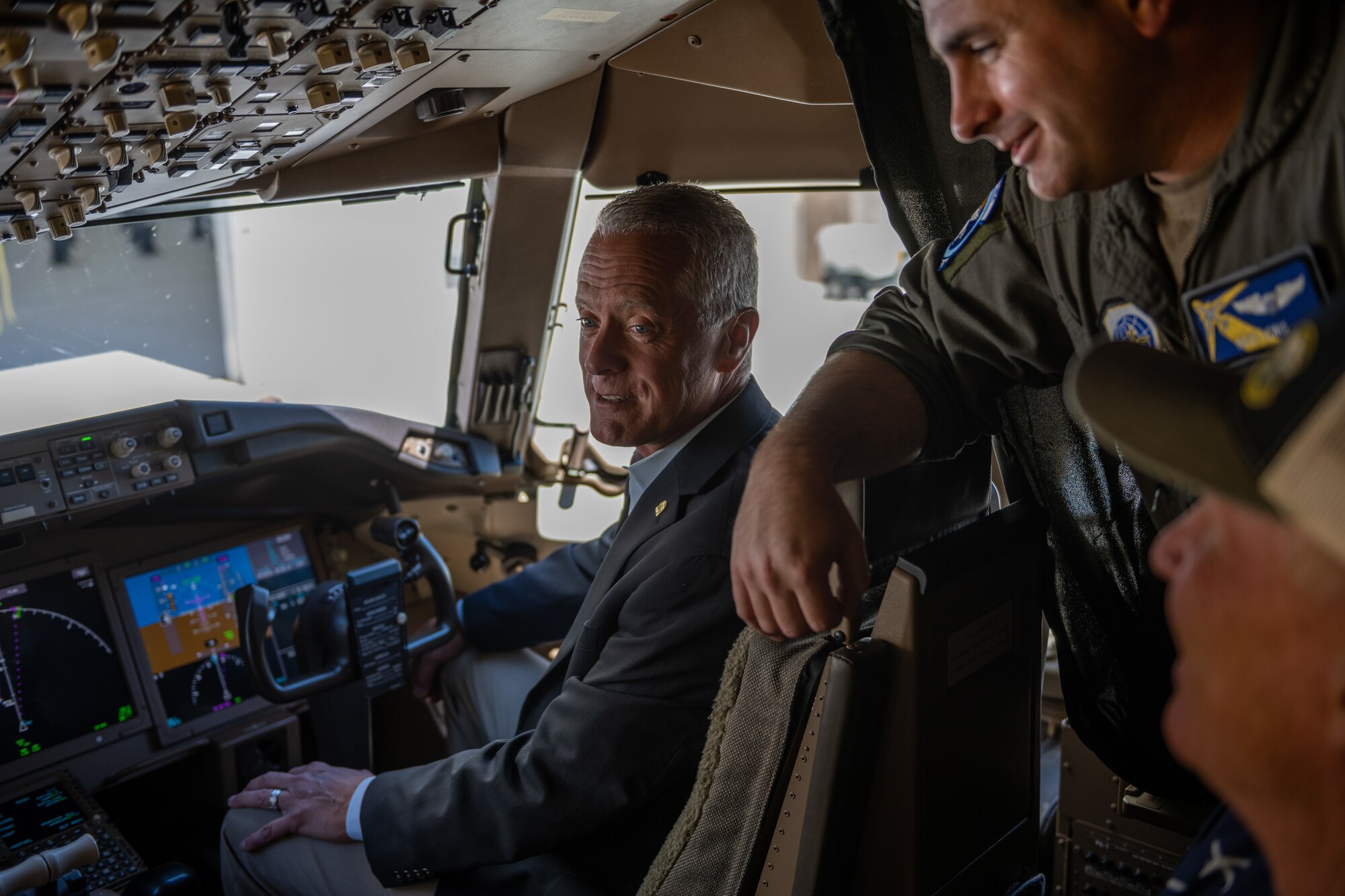 Mayor tours a plane