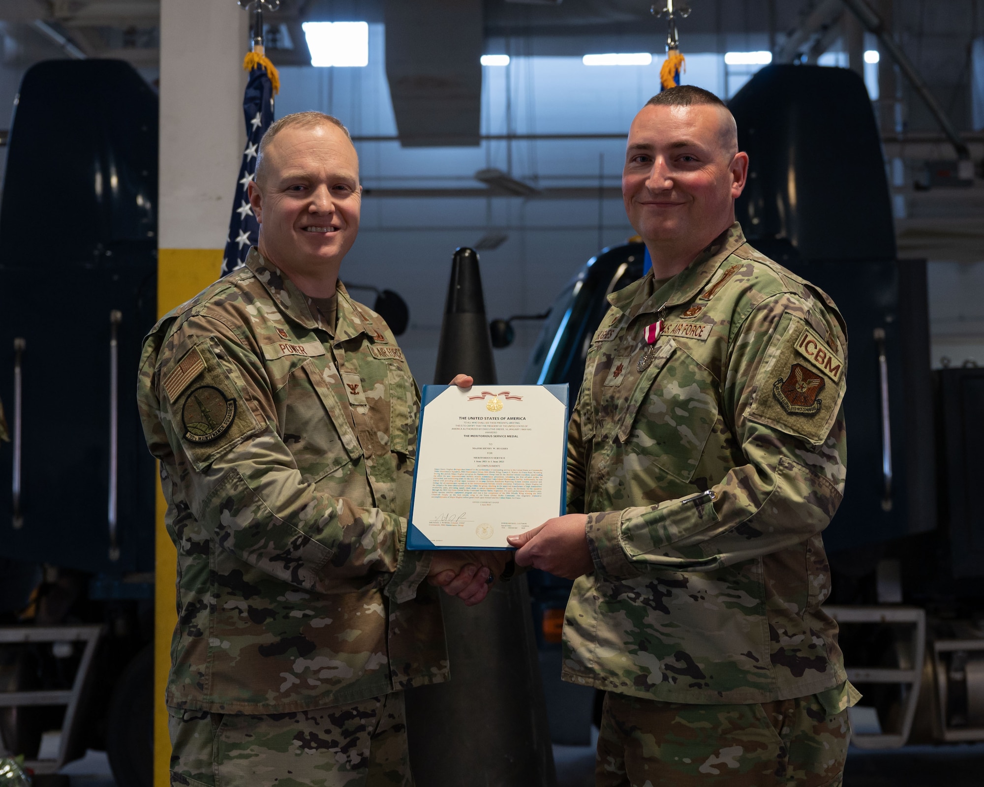 90 MXG commander presents 790 MXS commander award