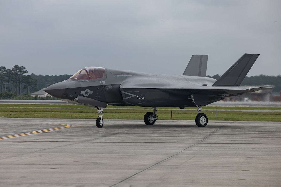 2nd Marine Aircraft Wing receives first operational F-35B Lighting II jet