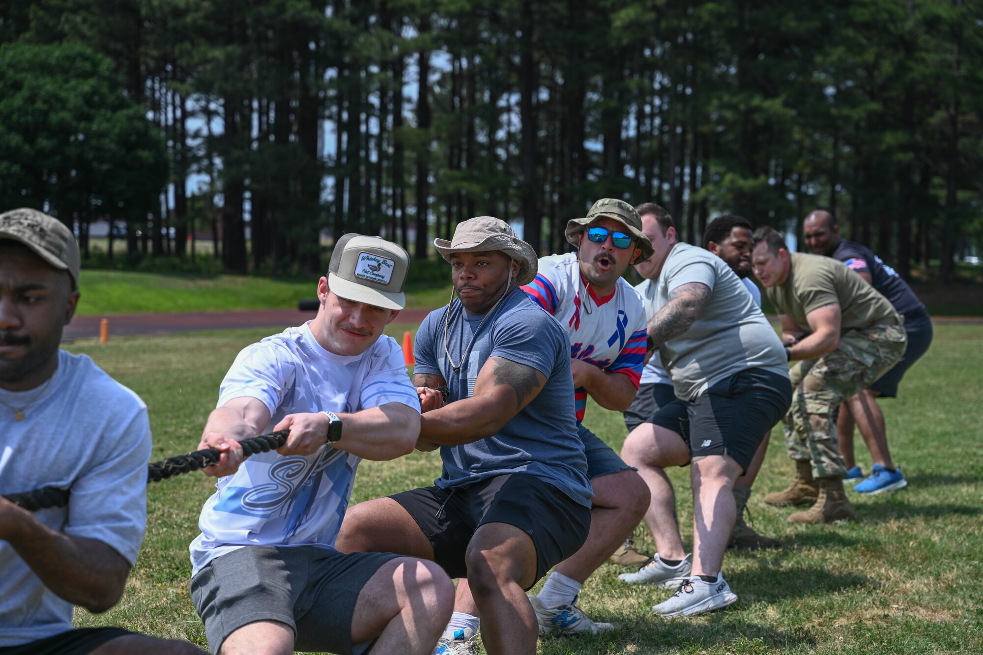 men pull a rope