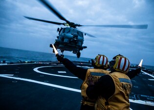 USS Porter (DDG 78) conducts flight operations in the Atlantic Ocean.
