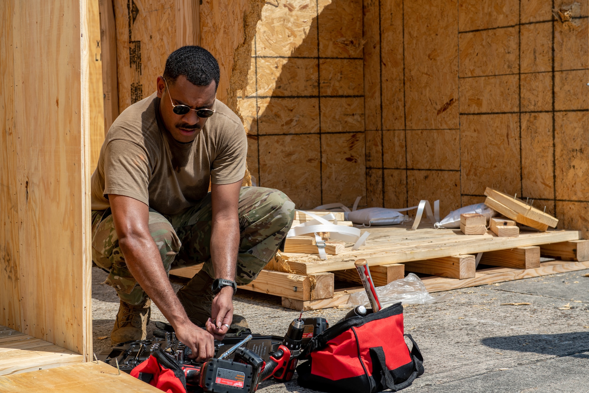 Airmen grabs tools