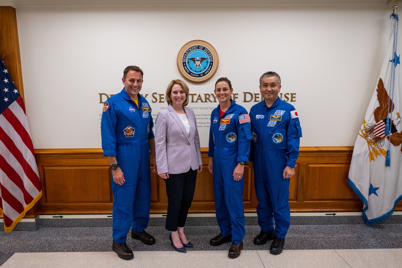 Hicks moderiert Diskussion mit Astronauten und Militärangehörigen > US-Verteidigungsministerium > Nachrichten des Verteidigungsministeriums
