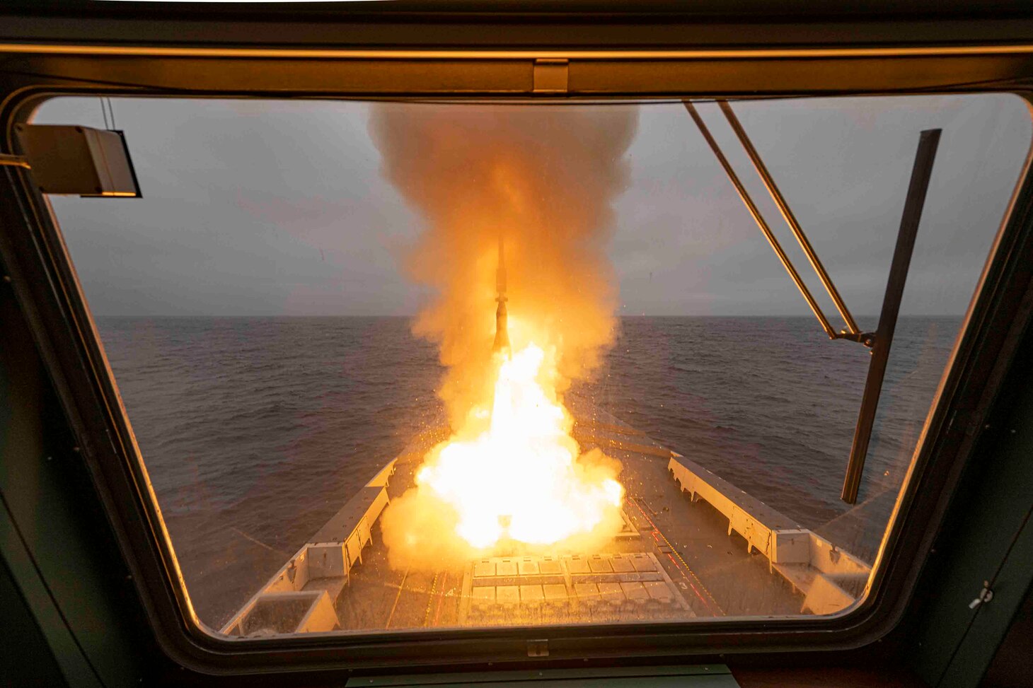 In the image, the firing of the ASTER 30 missile from the FREMM Bretagne.
Combined missile defense exercise Formidable Shield 2023 (FS 23) takes place in the North Atlantic off the coast of Scotland from May 8-26, 2023. Hosted by Commander US Navy 6th Fleet (C6F) and led by NATO (STRIKFORNATO – SFN). This training takes place within the framework of the Maritime Theater Missile Defense (MTMD1) forum.
Ten nations are taking part in the exercise. France is contributing to this by committing two first-class frigate this year: the air defense frigate (FDA) Chevalier Paul and the multi-mission frigate (FREMM) Bretagne. (French Navy courtesy photo)