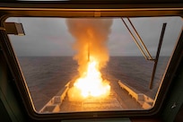 In the image, the firing of the ASTER 30 missile from the FREMM Bretagne.
Combined missile defense exercise Formidable Shield 2023 (FS 23) takes place in the North Atlantic off the coast of Scotland from May 8-26, 2023. Hosted by Commander US Navy 6th Fleet (C6F) and led by NATO (STRIKFORNATO – SFN). This training takes place within the framework of the Maritime Theater Missile Defense (MTMD1) forum.
Ten nations are taking part in the exercise. France is contributing to this by committing two first-class frigate this year: the air defense frigate (FDA) Chevalier Paul and the multi-mission frigate (FREMM) Bretagne. (French Navy courtesy photo)