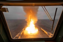 In the image, the firing of the ASTER 30 missile from the FREMM Bretagne.
Combined missile defense exercise Formidable Shield 2023 (FS 23) takes place in the North Atlantic off the coast of Scotland from May 8-26, 2023. Hosted by Commander US Navy 6th Fleet (C6F) and led by NATO (STRIKFORNATO – SFN). This training takes place within the framework of the Maritime Theater Missile Defense (MTMD1) forum.
Ten nations are taking part in the exercise. France is contributing to this by committing two first-class frigate this year: the air defense frigate (FDA) Chevalier Paul and the multi-mission frigate (FREMM) Bretagne. (French Navy courtesy photo)