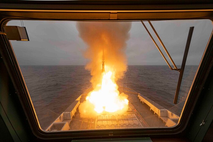 In the image, the firing of the ASTER 30 missile from the FREMM Bretagne.
Combined missile defense exercise Formidable Shield 2023 (FS 23) takes place in the North Atlantic off the coast of Scotland from May 8-26, 2023. Hosted by Commander US Navy 6th Fleet (C6F) and led by NATO (STRIKFORNATO – SFN). This training takes place within the framework of the Maritime Theater Missile Defense (MTMD1) forum.
Ten nations are taking part in the exercise. France is contributing to this by committing two first-class frigate this year: the air defense frigate (FDA) Chevalier Paul and the multi-mission frigate (FREMM) Bretagne. (French Navy courtesy photo)