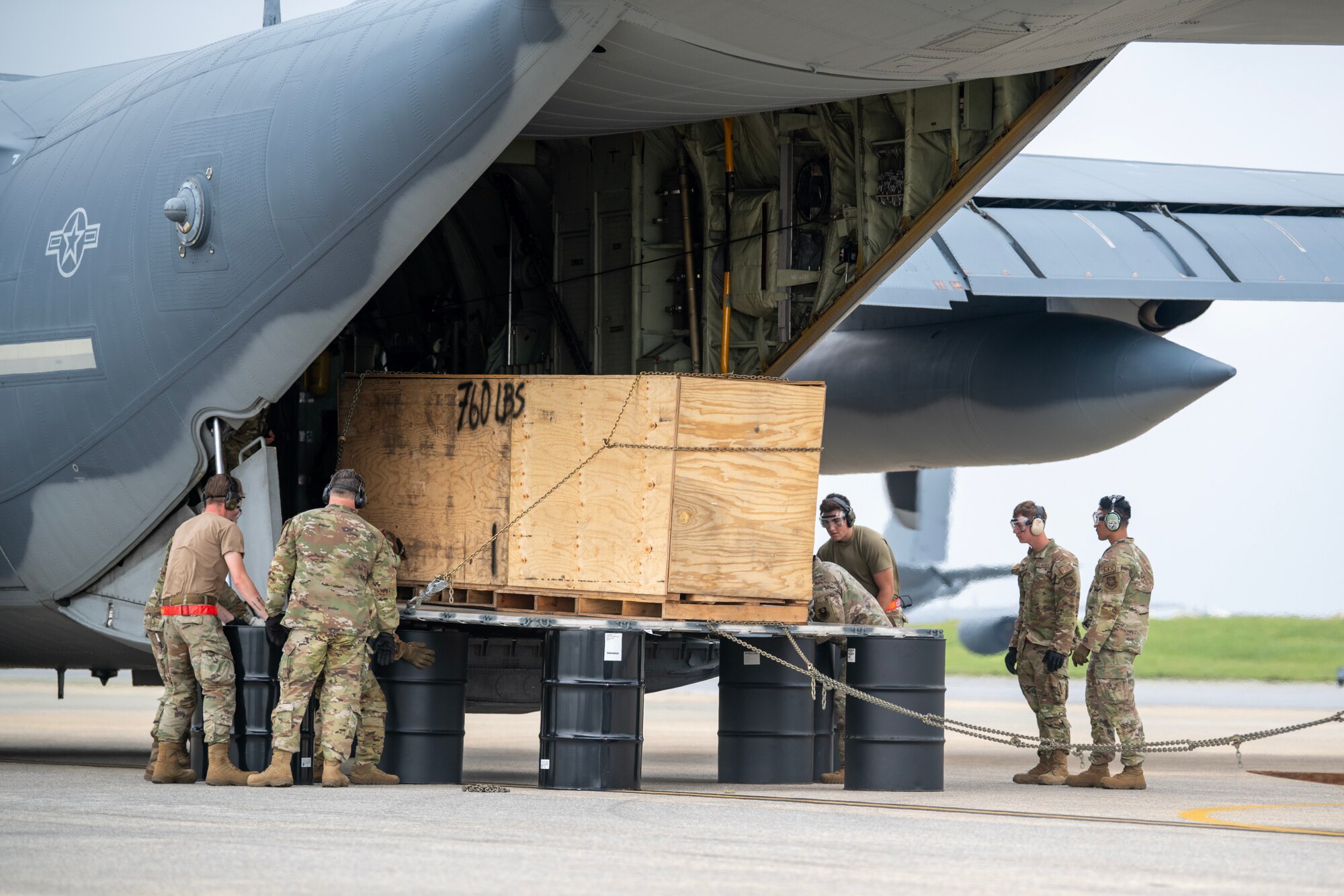 Airmen unloading payload using the offloading method B