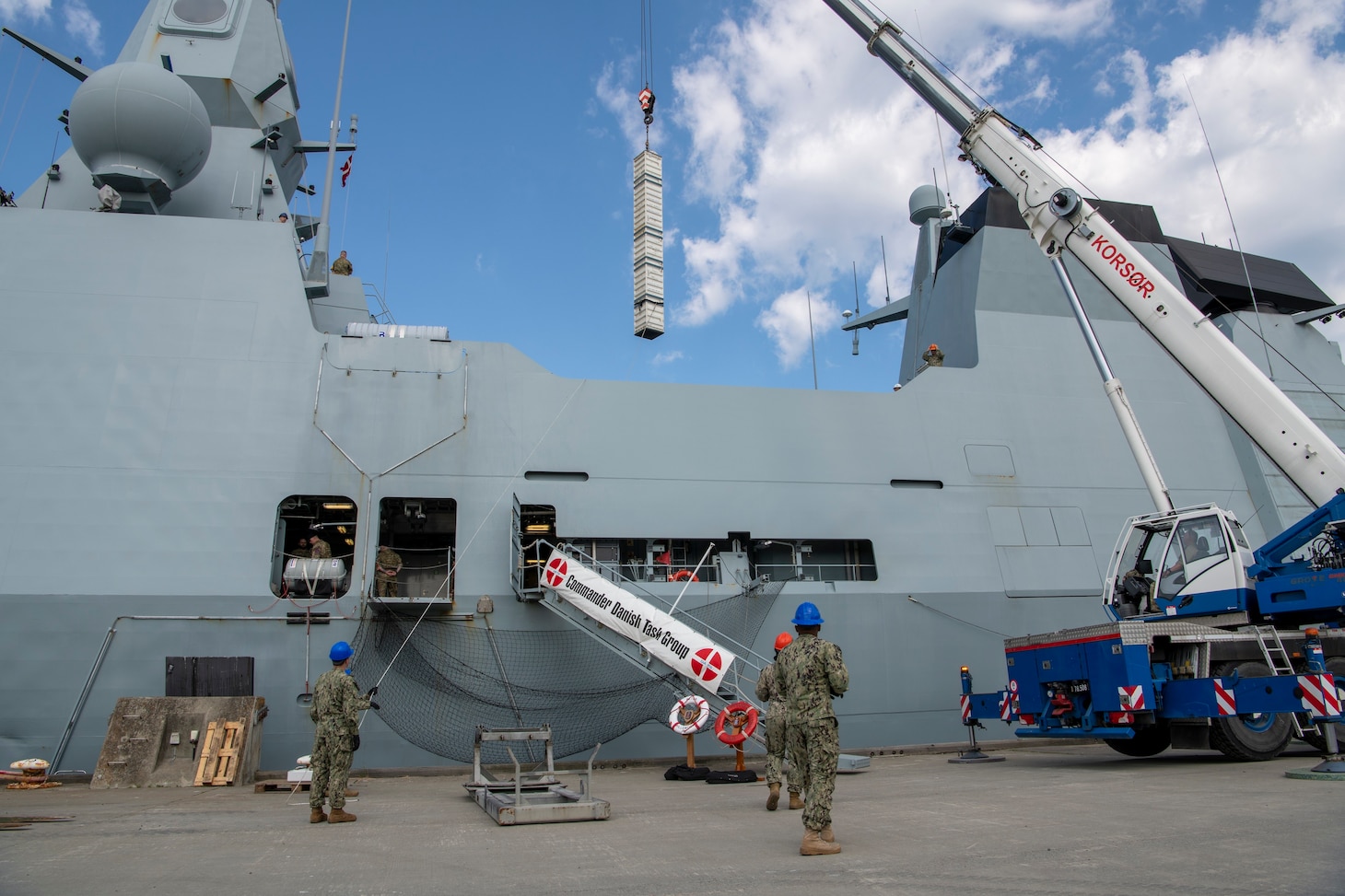 The Royal Danish and U.S. Navy conduct an on load of an inert SM-2 anti-aircraft missile aboard the Royal Danish Navy Iver Huitfeldt-class frigate HDMS Peter Willemoes (F362), June 10, 2023.