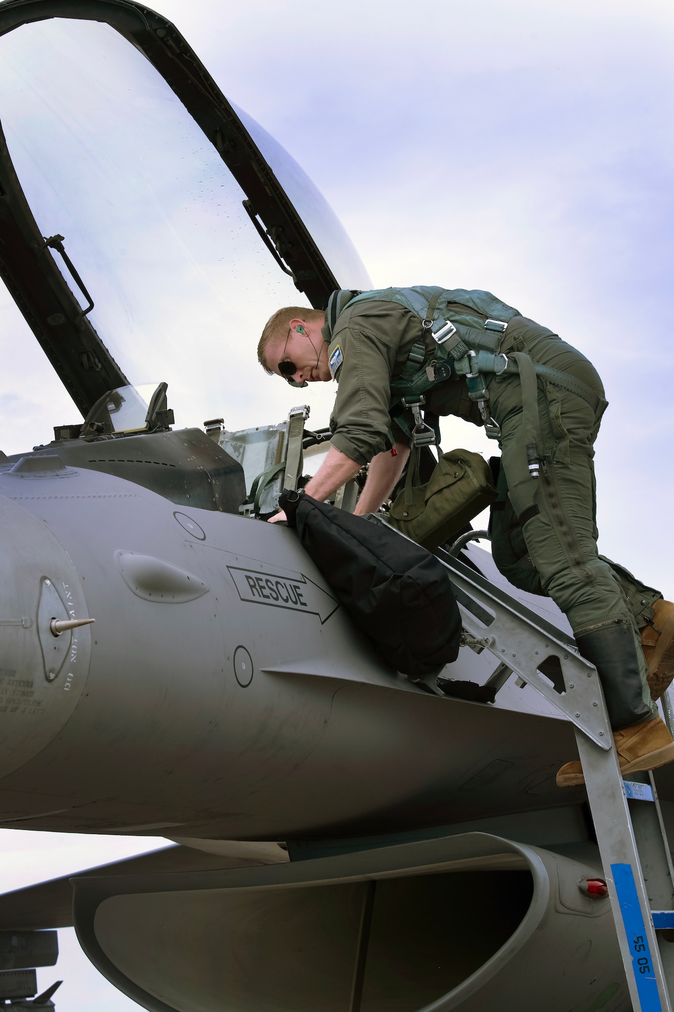 F-16 Fighting Falcon pilot