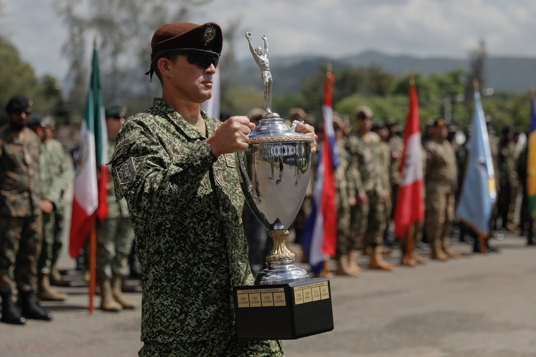 A Colombian special operations soldier presents the Fuerzas Comando trophy at the opening ceremony for Fuerzas Comando 23 at Santo Domingo, Dominican Republic, June 12 2023.