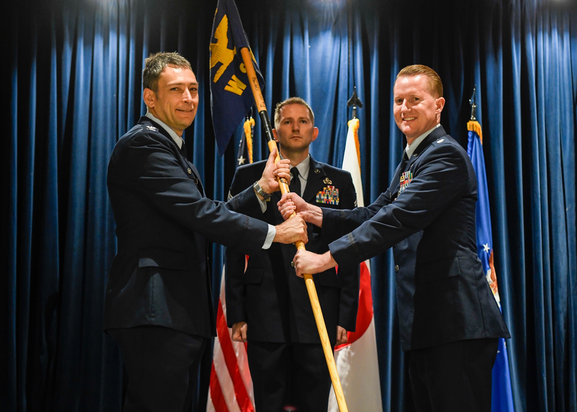 Col. Roddan and Lt. Col. Abel hold a guide on flag.