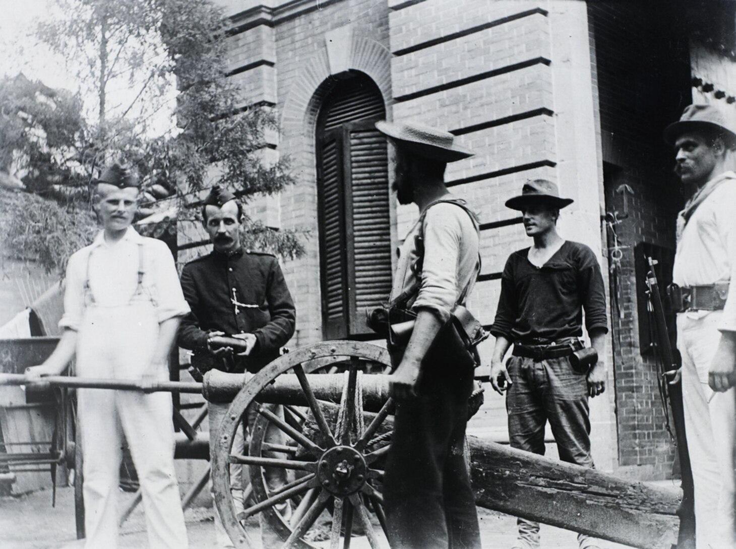 The International Gun and its crew. Gunner's Mate First Class Joseph Mitchell stands second from the right. (Billie Love Historical Collection and Special Collections, University of Bristol Library, www.hpcbristol.net/visual/bl-n033.)