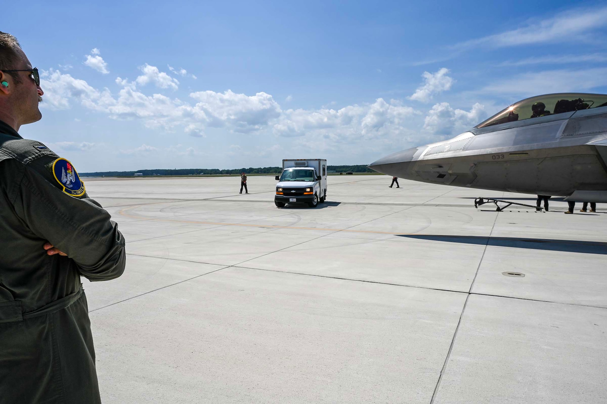 Student watches F-22 taxi.