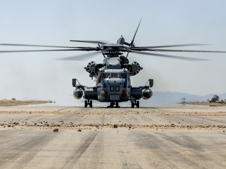 ITX 4-23: Helicopter Support Team lifts M777 Howitzer