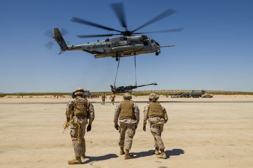 ITX 4-23: Helicopter Support Team lifts M777 Howitzer