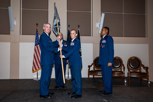  New Commander accepts flag