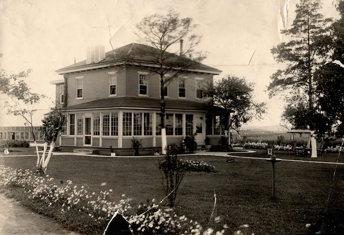 A historical photo of the Arnold House.