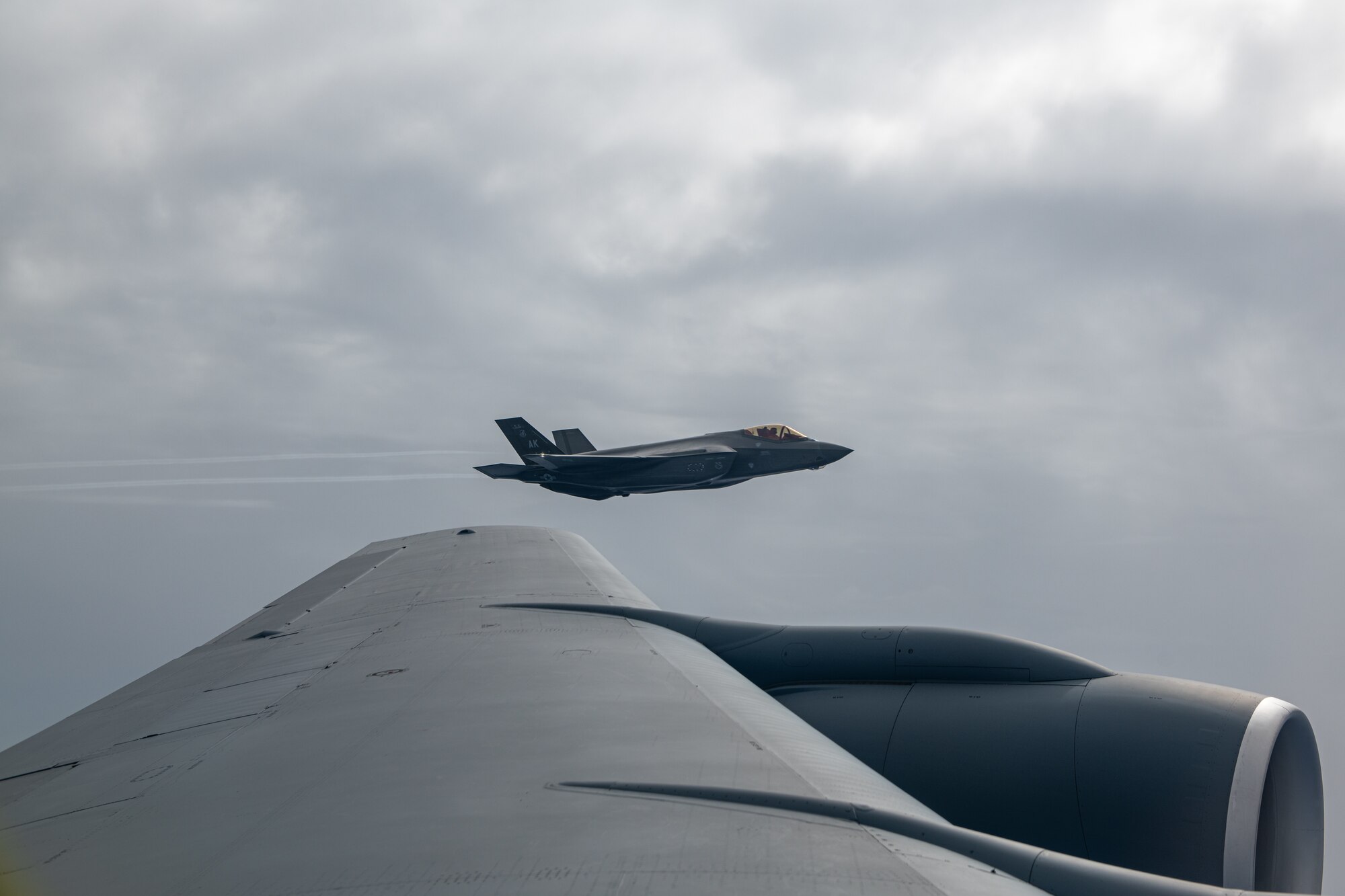 Jets flies off the wing of aircraft.