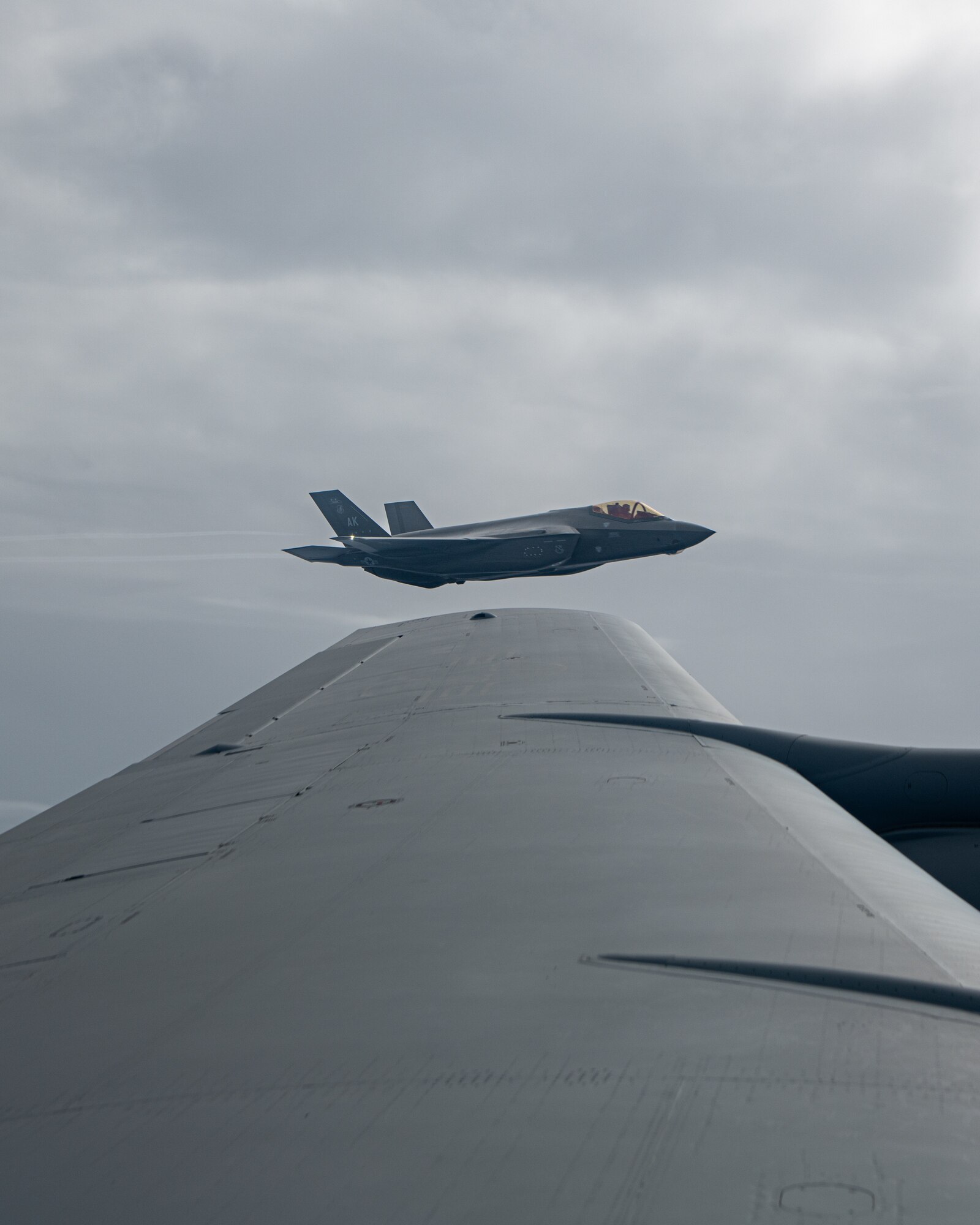 Jets flies off the wing of aircraft.