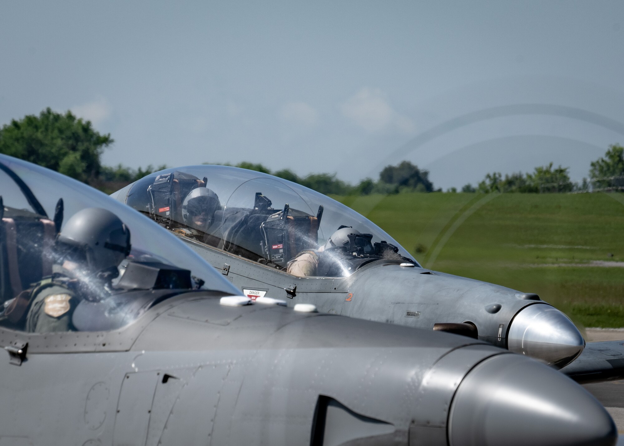 Throughout the Summer, up to 450 Cadets engaged in this year’s Air Force ROTC Field Training will be able to have incentive flights in EMB-312s (A-27) Tucano aircraft.