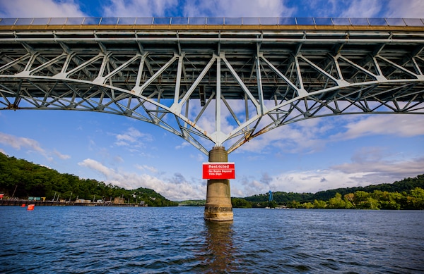 The Pittsburgh District installs warning signs on the Highland Park Bridge.