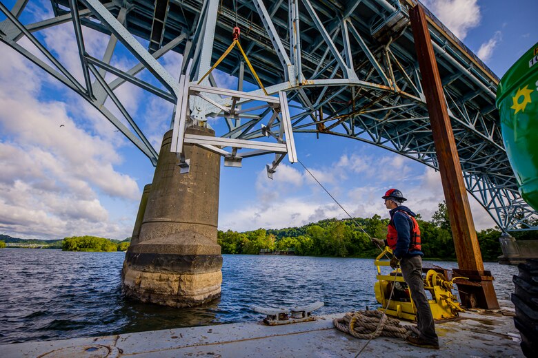 The Pittsburgh District installs warning signs on the Highland Park Bridge.