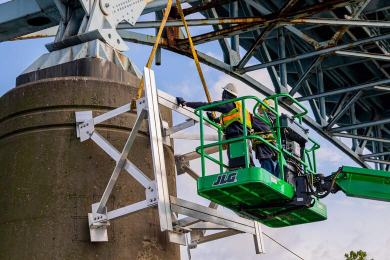 The Pittsburgh District installs warning signs on the Highland Park Bridge.