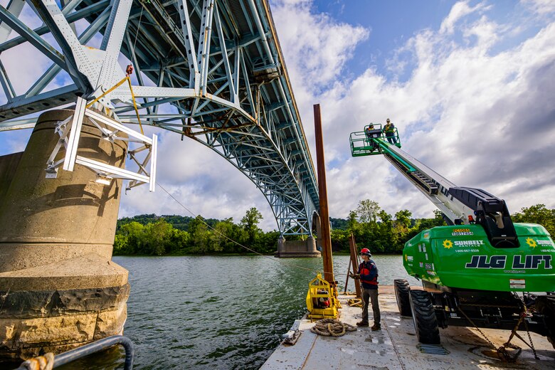 The Pittsburgh District installs warning signs on the Highland Park Bridge.
