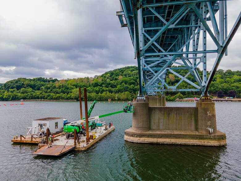 Pittsburgh District installs warning signs on the Allegheny River.