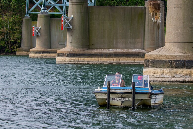 Pittsburgh District installs warning signs on the Allegheny River.