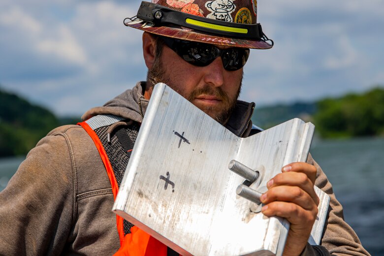 Pittsburgh District installs warning signs on the Allegheny River.