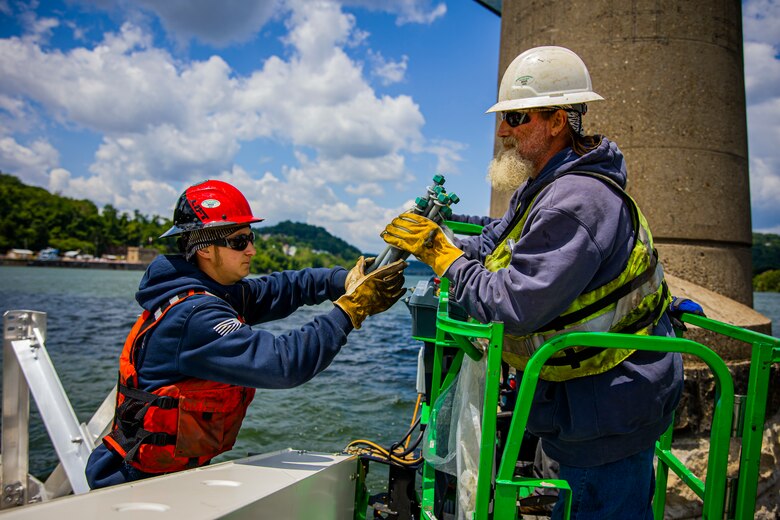 Pittsburgh District installs warning signs on the Allegheny River.