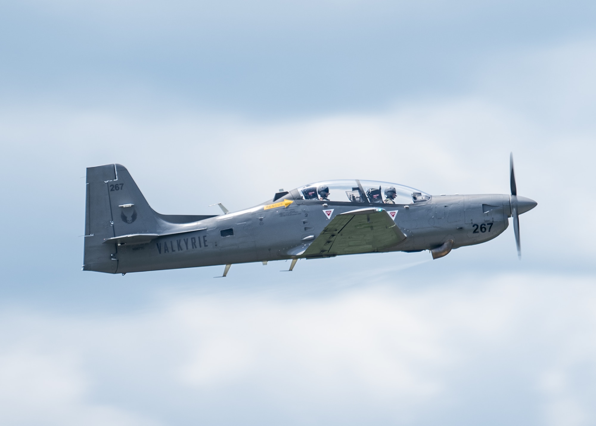 Throughout the Summer, up to 450 Cadets engaged in this year’s Air Force ROTC Field Training will be able to have incentive flights in EMB-312s (A-27) Tucano aircraft.
