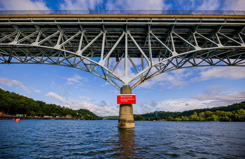 The Pittsburgh District installs warning signs on the Highland Park Bridge.