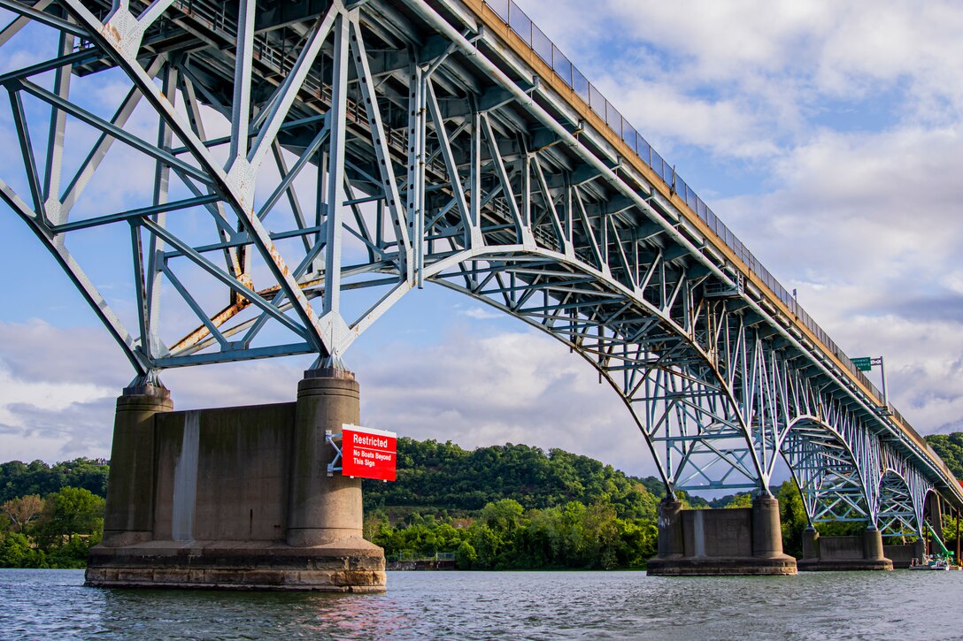 The Pittsburgh District installs warning signs on the Highland Park Bridge.