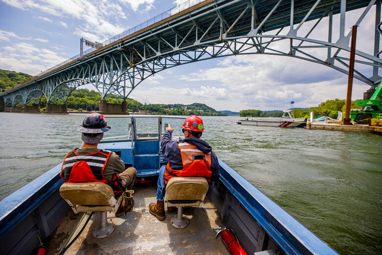 Pittsburgh District installs warning signs on the Allegheny River.