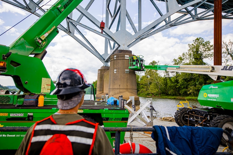 Pittsburgh District installs warning signs on the Allegheny River.