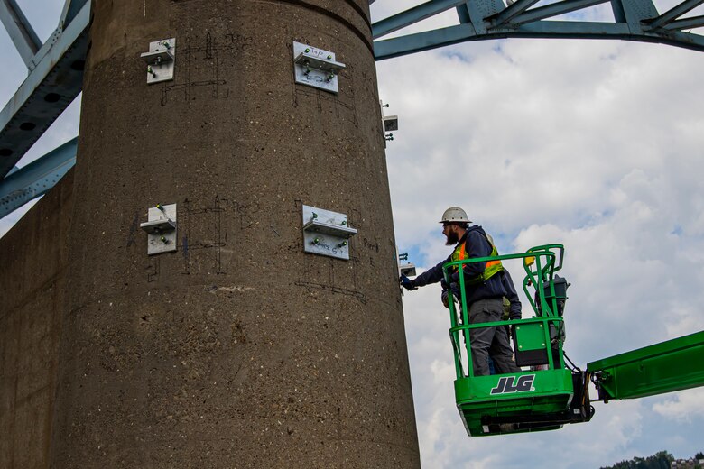 Pittsburgh District installs warning signs on the Allegheny River.
