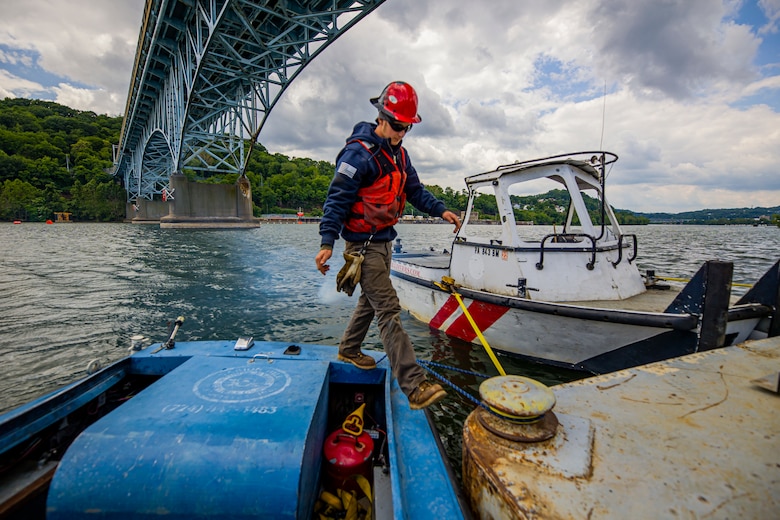 Pittsburgh District installs warning signs on the Allegheny River.