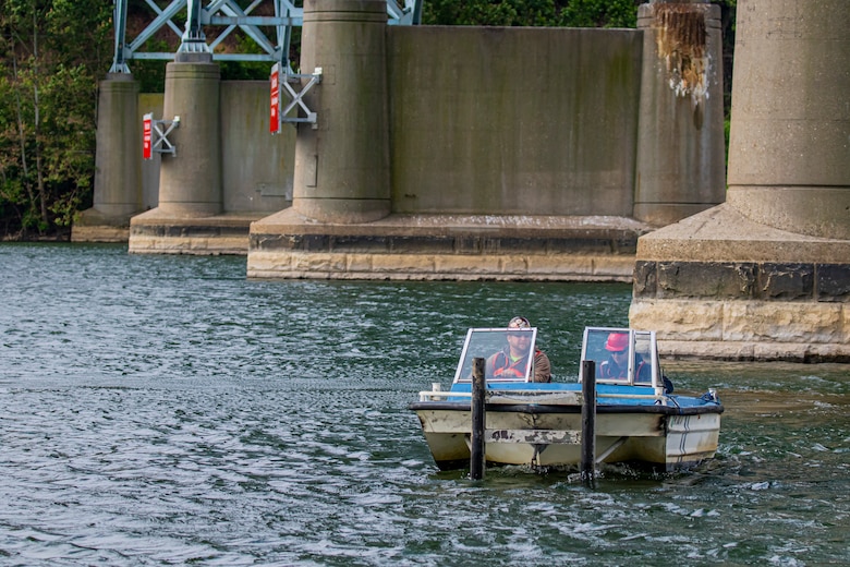 Pittsburgh District installs warning signs on the Allegheny River.