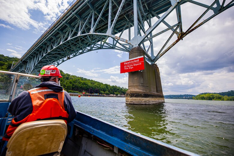 Pittsburgh District installs warning signs on the Allegheny River.