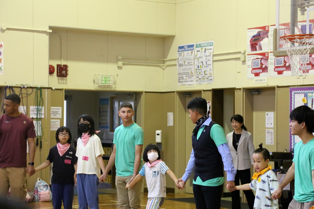 ６月１７日、海兵隊キャンプ・キンザーで那覇市首里赤田町の子供会の子供たちとキャンプ・キンザー小学校の児童たちが交流会を行いました。子供会にとっては今年２月に続き、２回目の交流会となります。