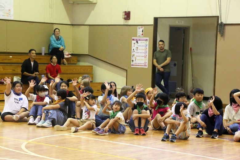 ６月１７日、海兵隊キャンプ・キンザーで那覇市首里赤田町の子供会の子供たちとキャンプ・キンザー小学校の児童たちが交流会を行いました。子供会にとっては今年２月に続き、２回目の交流会となります。