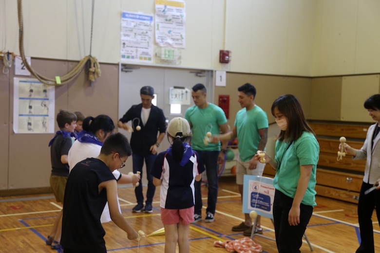 ６月１７日、海兵隊キャンプ・キンザーで那覇市首里赤田町の子供会の子供たちとキャンプ・キンザー小学校の児童たちが交流会を行いました。子供会にとっては今年２月に続き、２回目の交流会となります。